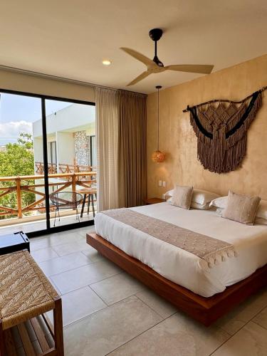 una camera da letto con un letto grande e un balcone di Casa Bicachi - Adults Only a Puerto Escondido