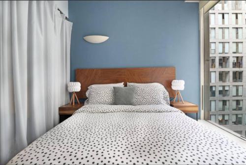 a bedroom with a large bed with a blue wall at DOWNTOWN APT Pool & Gym in Mexico City