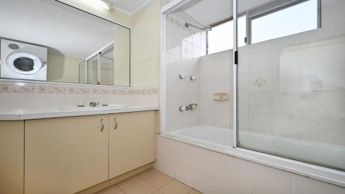 Bilik mandi di Kookaburra Court Unit 3 Bulcock Beach QLD
