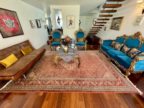 Ein Sitzbereich in der Unterkunft Exclusive Luxury Villa with S-pool & Garden