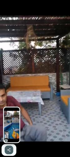 Una persona tomando una fotografía de un banco y un teléfono. en Maison omar, en Agadir
