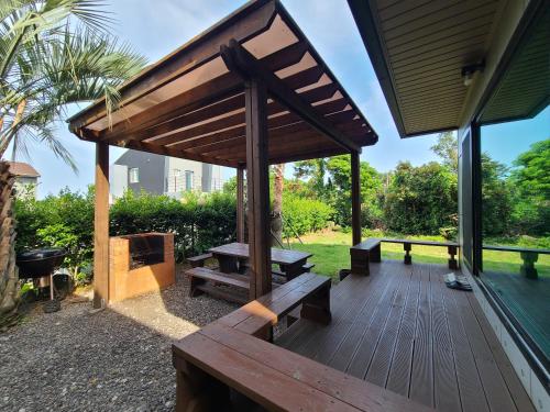 Taman di luar THE SOME PENSION