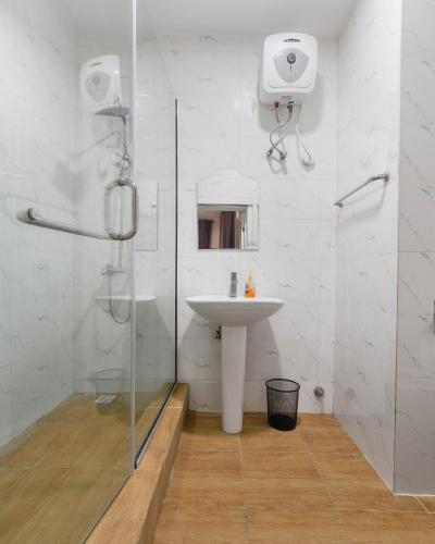 a white bathroom with a sink and a shower at Spacious 3 bed - Fast Internet - Free Parking - Swimming Pool in Lagos