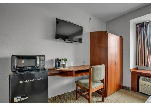 a room with a desk with a microwave and a microwave at The Block Hotel in Bentonville