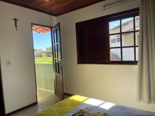Postel nebo postele na pokoji v ubytování Casasveraneio casa top com 3 suítes com ar condicionado a 100 m da Praia - Barra de São Miguel, 7 minutos do gunga e 3 da praia bonita e conchas ! Área gourmet particular com churrasqueira , chuveirão !condomínio com muito verde,piscina de 10m!