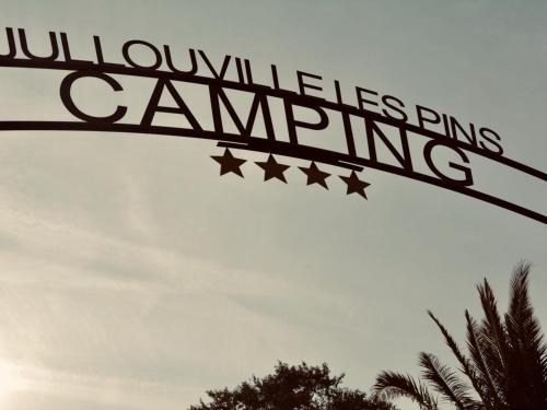 Photo de la galerie de l'établissement Mobil-home familial 40m² avec piscine chauffée, 200m de la plage, 6 pers, 3 ch, 2 sdb, terrasse - FR-1-361A-53, à Jullouville