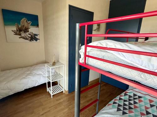 Photo de la galerie de l'établissement Appartement 2 chambres avec parking à St Jean de Monts, accès direct plage - FR-1-652-45, à Saint-Jean-de-Monts