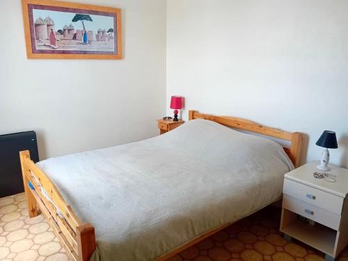 Photo de la galerie de l'établissement Appartement 2 chambres avec parking à St Jean de Monts, accès direct plage - FR-1-652-45, à Saint-Jean-de-Monts