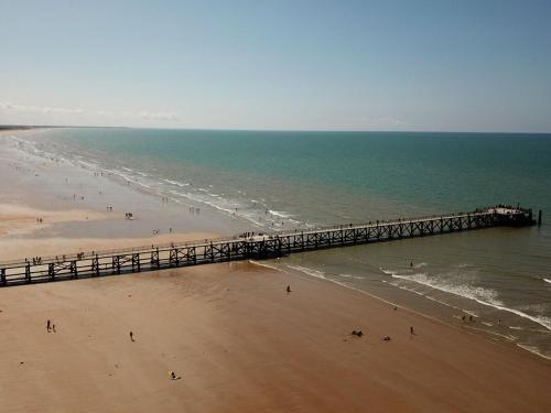 Photo de la galerie de l'établissement Appartement 2 chambres avec parking à St Jean de Monts, accès direct plage - FR-1-652-45, à Saint-Jean-de-Monts