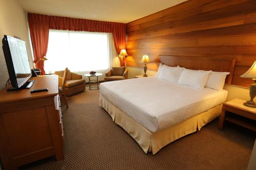 Un pat sau paturi într-o cameră la Hôtels Gouverneur Sept-Îles