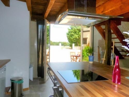 une cuisine ouverte avec un comptoir dans une maison dans l'établissement Gîte de charme au cœur du Val de Loire, proche Amboise-Chenonceau, cadre paisible, tout inclus - FR-1-381-207, à La Croix-en-Touraine