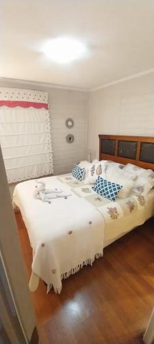 サンティアゴにある1 habitación comodaの窓付きのベッドルームの大きな白いベッド