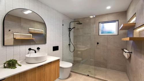 Ένα μπάνιο στο Noosa Parade Townhouse w/ Terrace by Stay Noosa