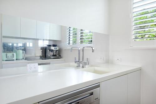 Nhà bếp/bếp nhỏ tại Noosa International Apartment 147 - Just Moments from the Beach