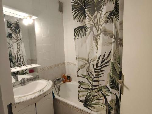 une salle de bain avec un lavabo et un rideau de douche dans l'établissement Appartement T2 - 4 pers. avec terrasse et piscine à Le Barcarès - FR-1-195-108, au Barcarès