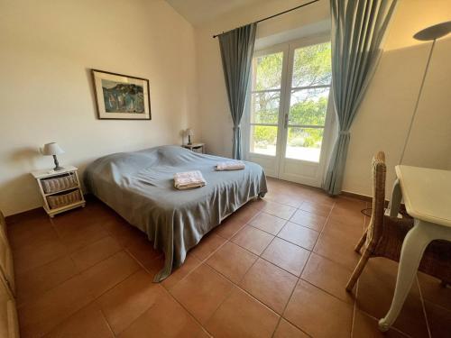 Ένα ή περισσότερα κρεβάτια σε δωμάτιο στο Villa 4 chambres avec piscine privée dans la verdure - FR-1-726-36