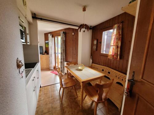 une cuisine et une salle à manger avec une table et des chaises dans l'établissement Appartement 2P 4 couchages, balcon, parking, animaux admis à Châtel - FR-1-676-191, à Châtel