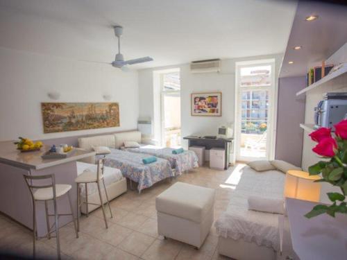 un salon avec un lit et une cuisine dans l'établissement Studio climatisé en centre-ville, proche plages, avec grande terrasse au calme - FR-1-196-362, à Menton