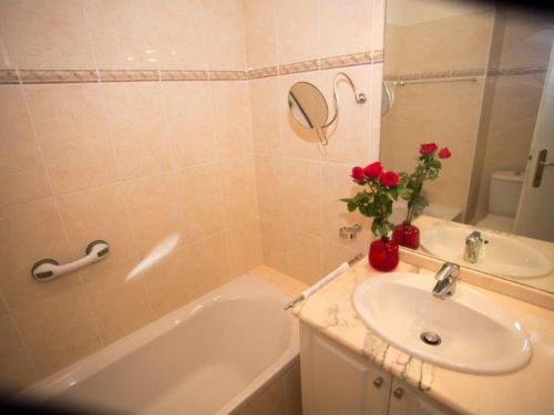 une salle de bain avec un lavabo et une baignoire et un lavabo dans l'établissement Studio climatisé en centre-ville, proche plages, avec grande terrasse au calme - FR-1-196-362, à Menton