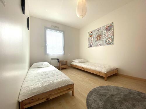 une chambre avec deux lits et une fenêtre dans l'établissement Appartement central avec WIFI, parking à Perros-Guirec - FR-1-368-431, à Perros-Guirec