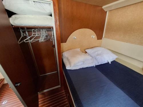 Postel nebo postele na pokoji v ubytování Péniche vintage à quai pour 7 pers avec espace extérieur privé à Chenillé-Changé - API-1-46-22