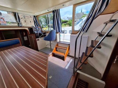 Posezení v ubytování Péniche vintage à quai pour 7 pers avec espace extérieur privé à Chenillé-Changé - API-1-46-22