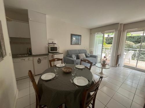 une cuisine et une salle à manger avec une table et des chaises dans l'établissement T2 avec Terrasse et Accès Direct Plage à Arcachon - FR-1-374-228, à Arcachon