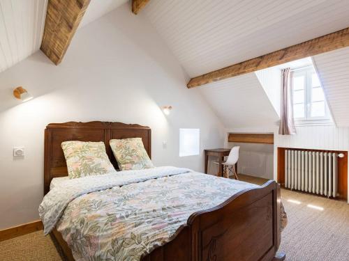 a bedroom with a large bed in a attic at Maison typique 10 pers. avec Wifi, jardin et terrasse, à 5 min de Loudenvielle - FR-1-695-58 in Avajan