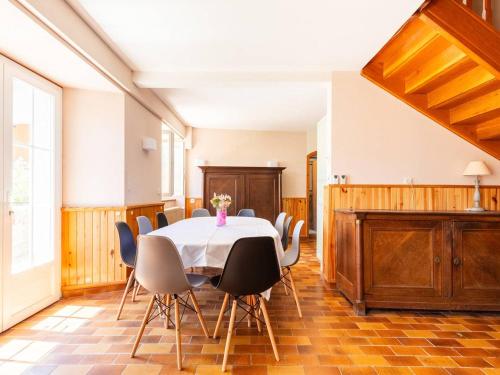 une salle à manger avec une table et des chaises dans l'établissement Maison typique 10 pers. avec Wifi, jardin et terrasse, à 5 min de Loudenvielle - FR-1-695-58, à Avajan