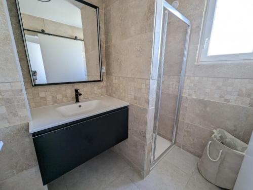 une salle de bain avec un lavabo et une douche dans l'établissement Appartement T2 rénové, climatisé, proche plage avec parking à Port-la-Nouvelle - FR-1-797-59, à Port-la-Nouvelle
