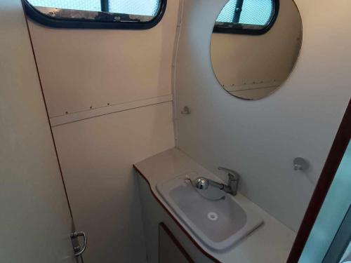 Bilik mandi di Bateau Nicols 900 à quai, séjour unique sur l'eau à Pontailler-sur-Saône, 2 cabines, tout équipé - API-1-46-18