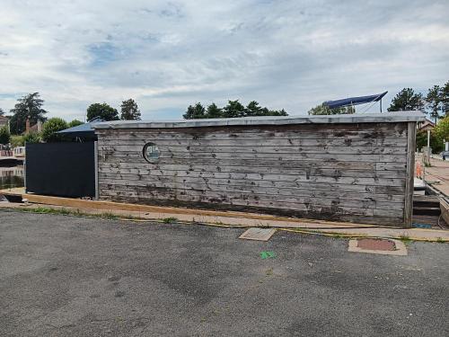 a brick wall with a roof on top of it at Séjour unique sur bateau grand confort à Digoin, 6 pers, terrasse, cuisine équipée - API-1-46-26 in Digoin