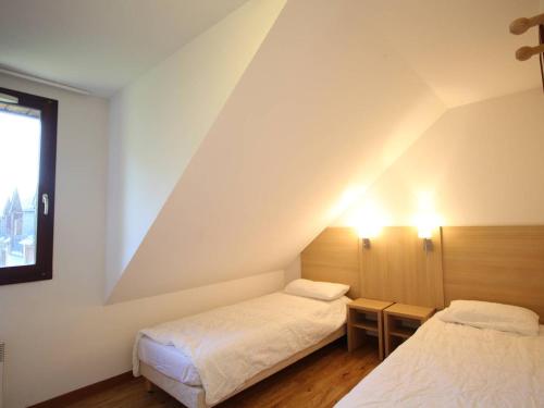 um quarto com duas camas e uma janela em Appartement T3 à Luchon: Balcon, Parking, Proche Thermes & Centre, Bien Équipé - FR-1-313-232 em Luchon