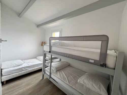 Postel nebo postele na pokoji v ubytování Villa T3 rénovée climatisée, piscine, proche plage et commerces - FR-1-81-622