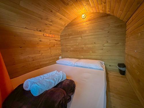 a small room with a bed in a wooden cabin at Loma Nevada Minca Hotel in Minca