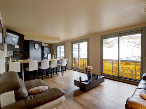 Photo de la galerie de l'établissement Appartement lumineux avec balcon, 2 chambres, parking privé, proche gare à Saint-Chamond - FR-1-496-272, à Saint-Chamond