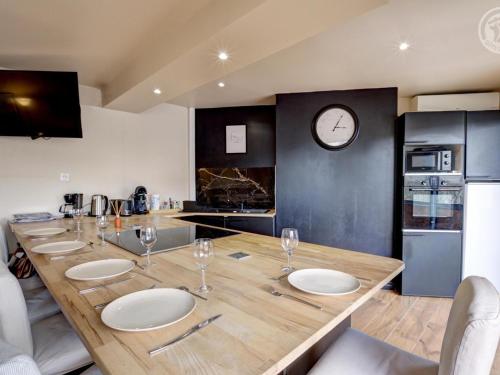 Photo de la galerie de l'établissement Appartement lumineux avec balcon, 2 chambres, parking privé, proche gare à Saint-Chamond - FR-1-496-272, à Saint-Chamond