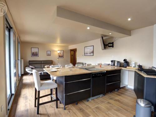 Photo de la galerie de l'établissement Appartement lumineux avec balcon, 2 chambres, parking privé, proche gare à Saint-Chamond - FR-1-496-272, à Saint-Chamond