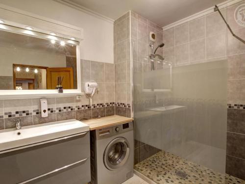 łazienka z pralką i umywalką w obiekcie Appartement lumineux avec balcon, 2 chambres, parking privé, proche gare à Saint-Chamond - FR-1-496-272 w mieście Saint-Chamond