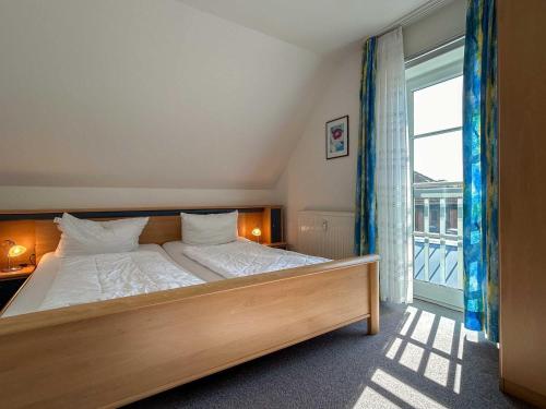 una camera da letto con un letto e una grande finestra di Ferienwohnung-Bickelstein a Olsdorf