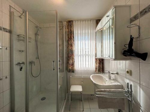 un bagno con doccia in vetro e lavandino di Ferienwohnung-Bickelstein a Olsdorf