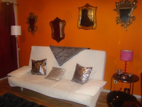 un sofá blanco con 4 almohadas en una habitación en Lux Apartment, en Lisboa