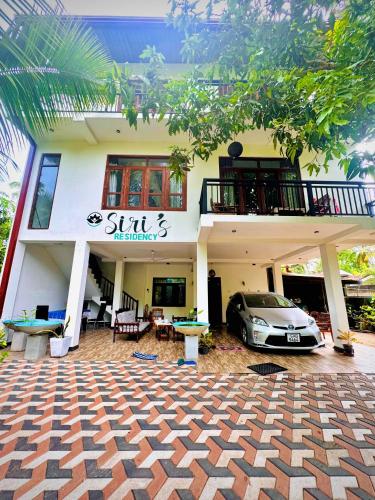 un coche aparcado delante de una casa en Siri's Residency, en Habaraduwa Central