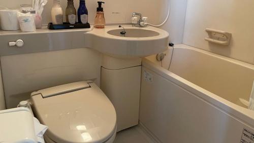 un piccolo bagno con un water e un lavandino di Hakodate Hotel Ekimae - Vacation STAY 91829v a Hakodate