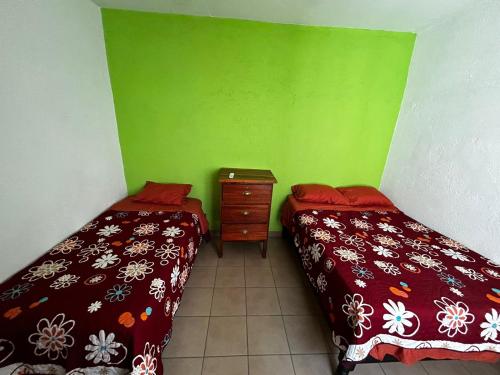 Een bed of bedden in een kamer bij Casa Flor de Mayo