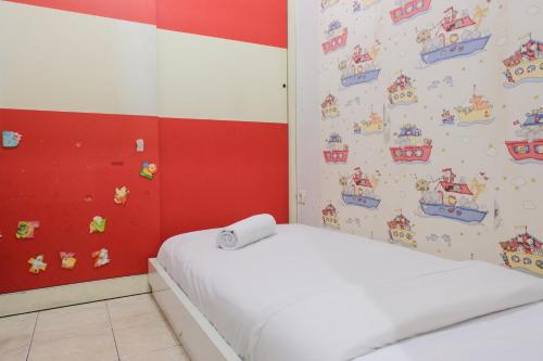 Ένα ή περισσότερα κρεβάτια σε δωμάτιο στο Homey 2BR Apartment at The Edge Bandung By Travelio