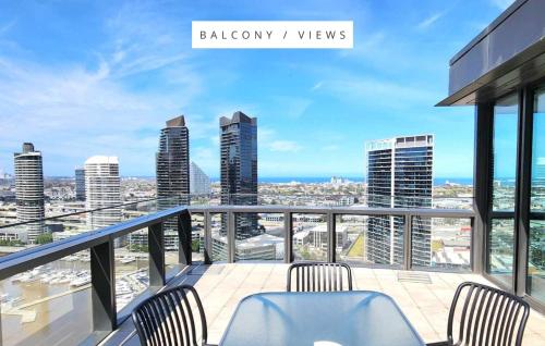 balcone con 2 sedie e vista sulla città di Melbourne Lifestyle Apartments - Best Views on Collins a Melbourne
