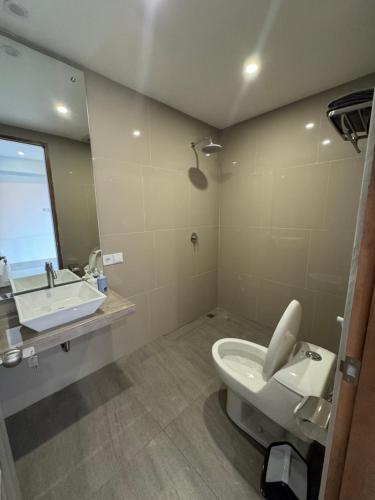 Ένα μπάνιο στο GM Guest House Canggu