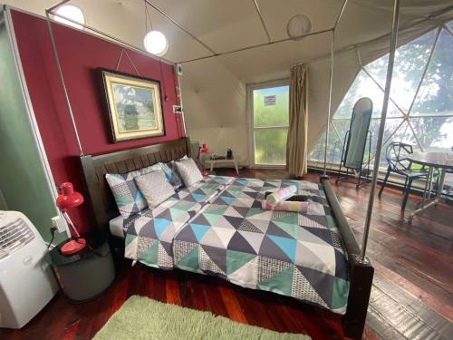 En eller flere senge i et værelse på Beach Glamping Dome Dauin Modern Style