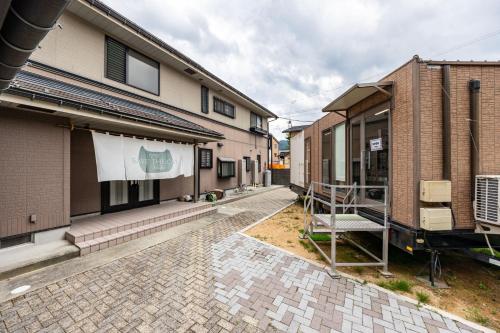 an empty alleyway between two buildings with a house at ねこ蔵の宿 飛騨 in Hida